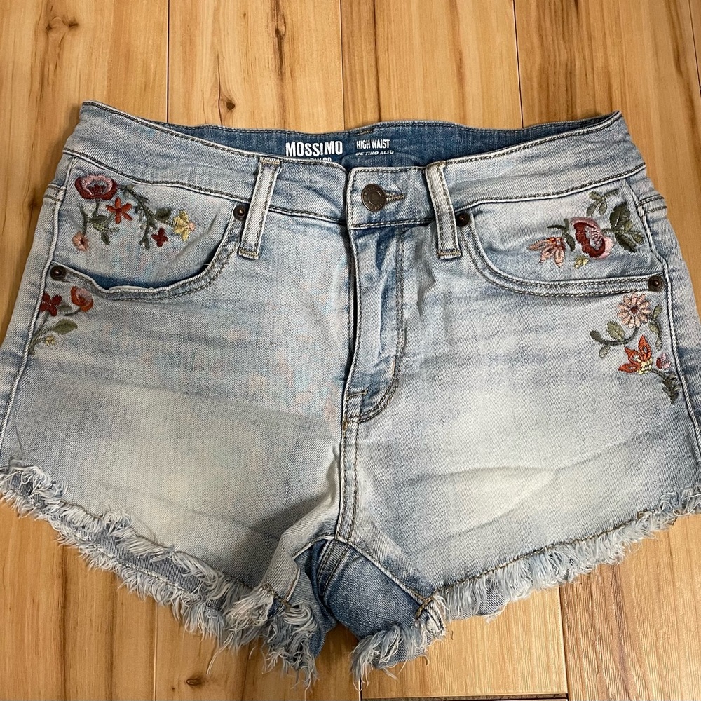Size 6 embroidered Mossimo floral jean shorts